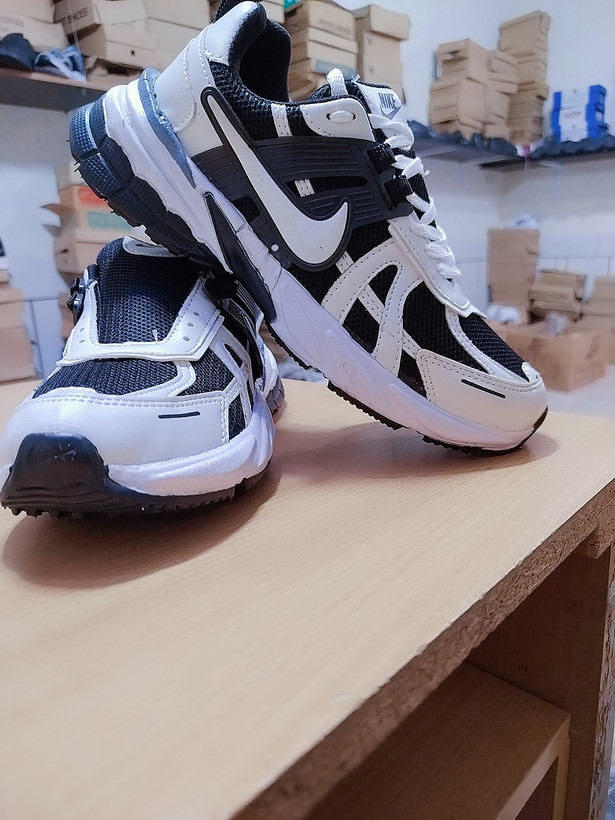 کفش اسپرت مردانه V2K Running زیره یک تیکه